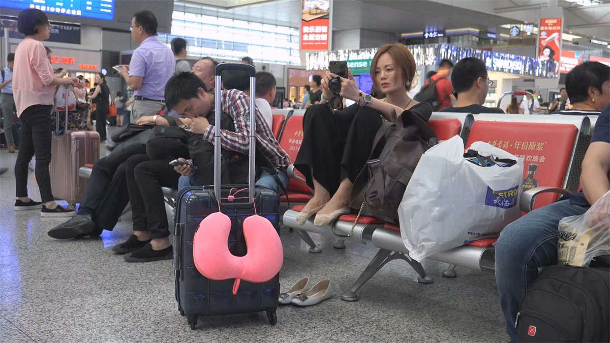 候车室的美女把脚放在板凳上