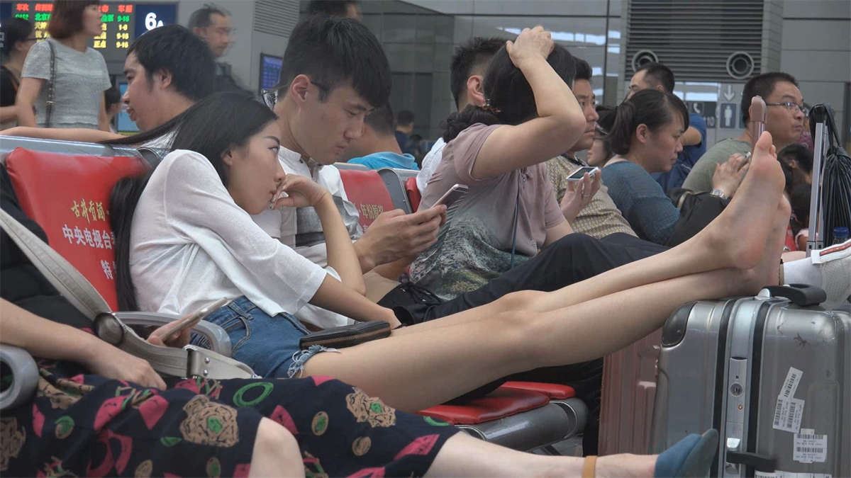 车站坐姿销魂的热裤美女