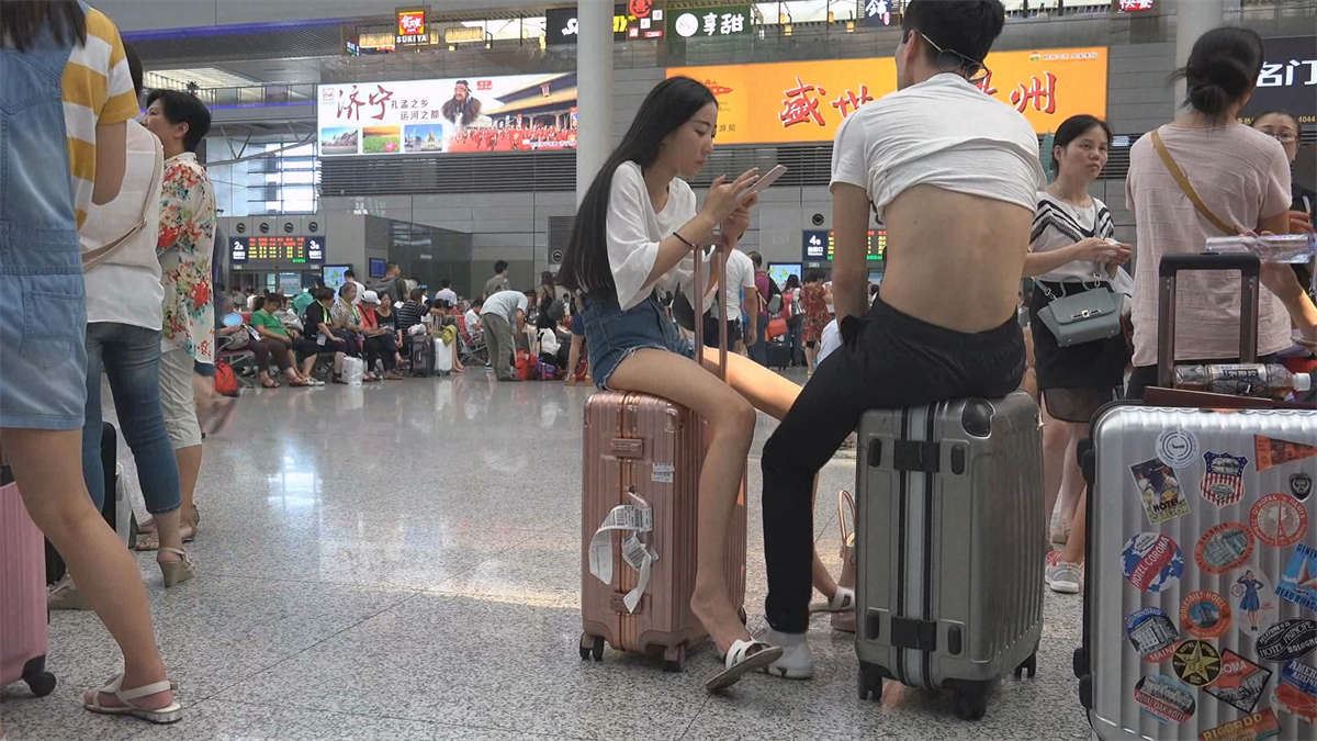 车站坐姿销魂的热裤美女