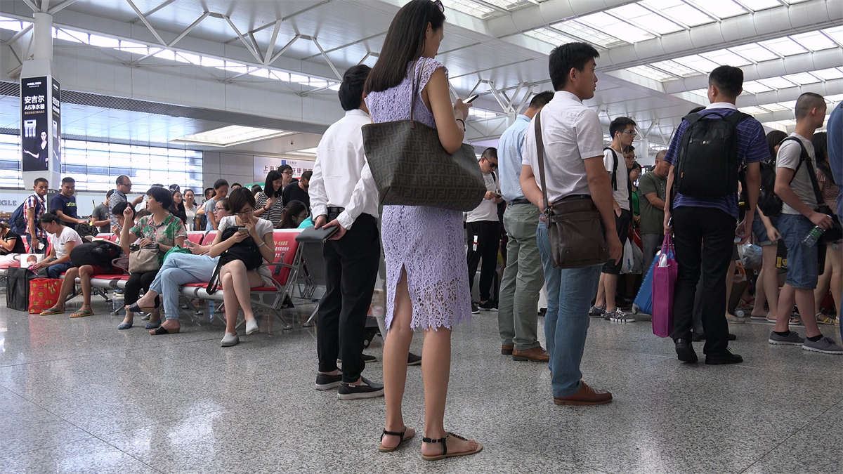 修长高挑女生，骨感素足穿上细带凉鞋完全暴露
