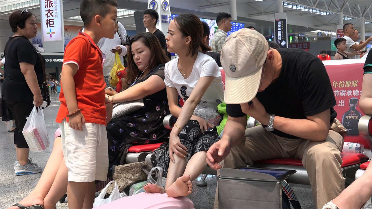 漂亮小媳妇的精致美足，搁在行李箱上翻来覆去供你尽情观赏