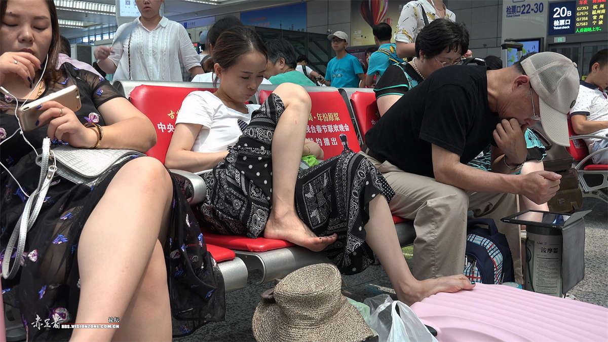漂亮小媳妇的精致美足，搁在行李箱上翻来覆去供你尽情观赏