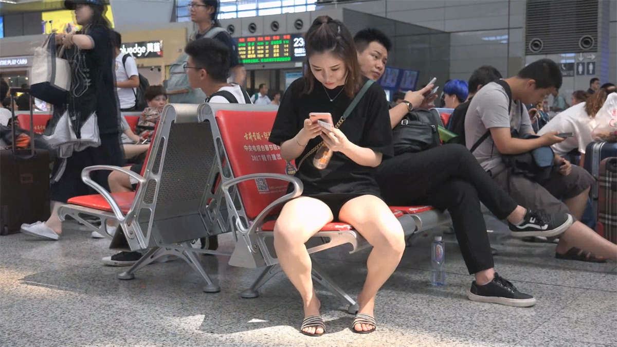 候车室里的气质女神有着一双超美脚丫