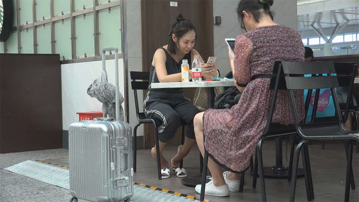 旅行前的小憩，少妇椅下的大白脚被前后看个精光