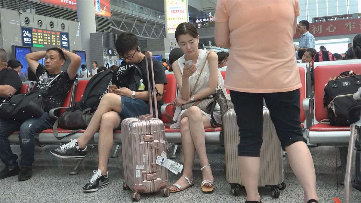 候车室的仙女小姐姐的绝美脸蛋和白嫩美足