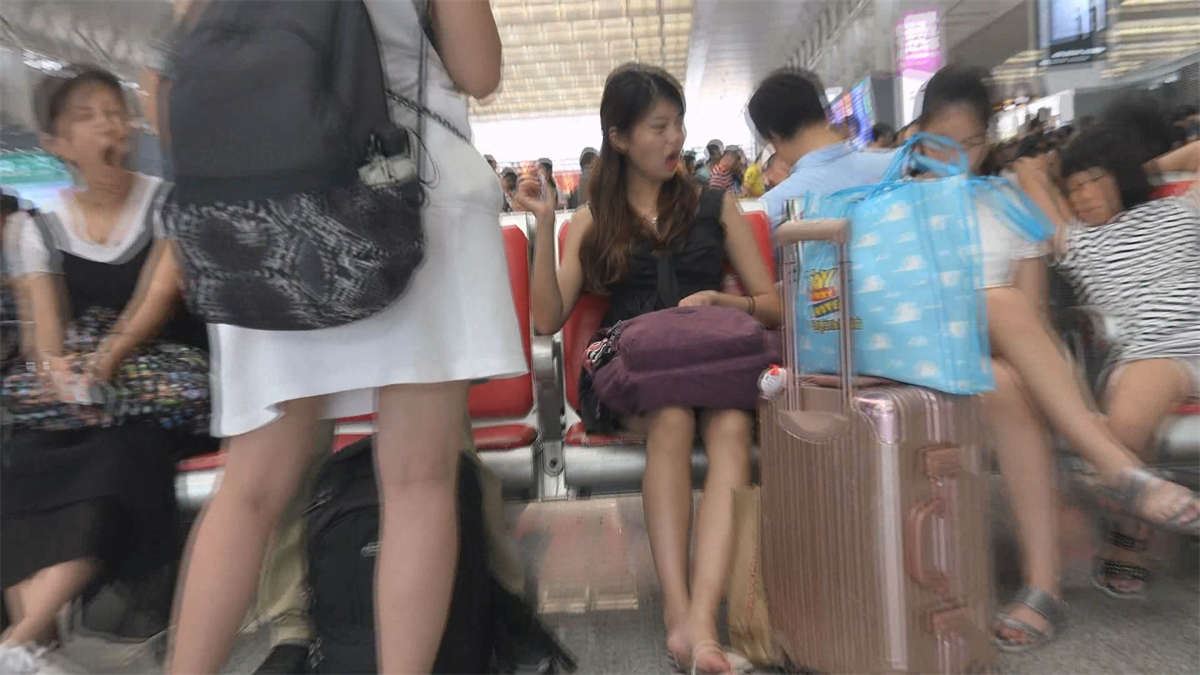 红色指甲油裸足小姐姐
