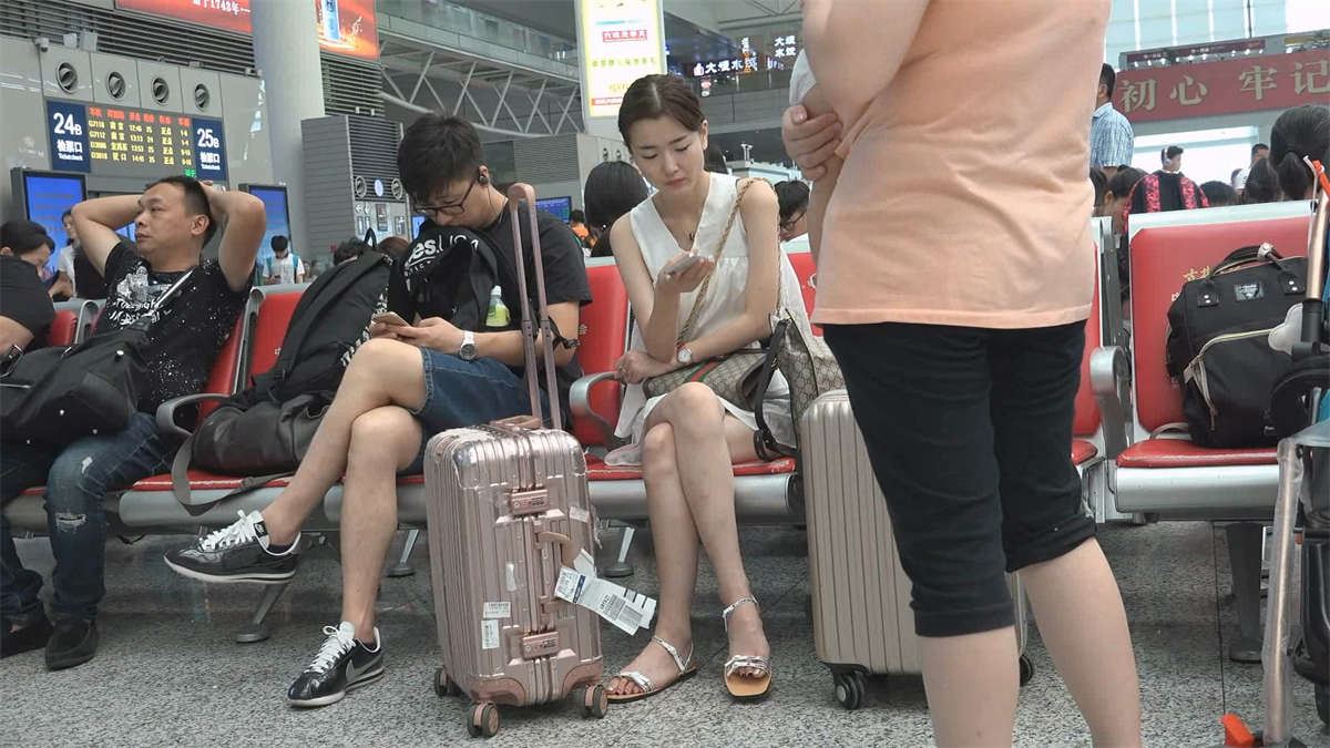 候车室的仙女小姐姐的绝美脸蛋和白嫩美足
