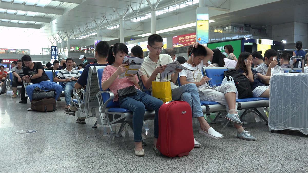 一双香艳的足底看的过往旅客纷纷驻足
