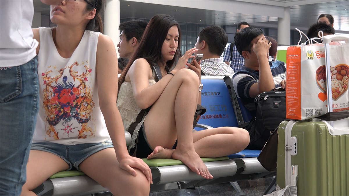 等地铁的时候顺手收了一个妹子