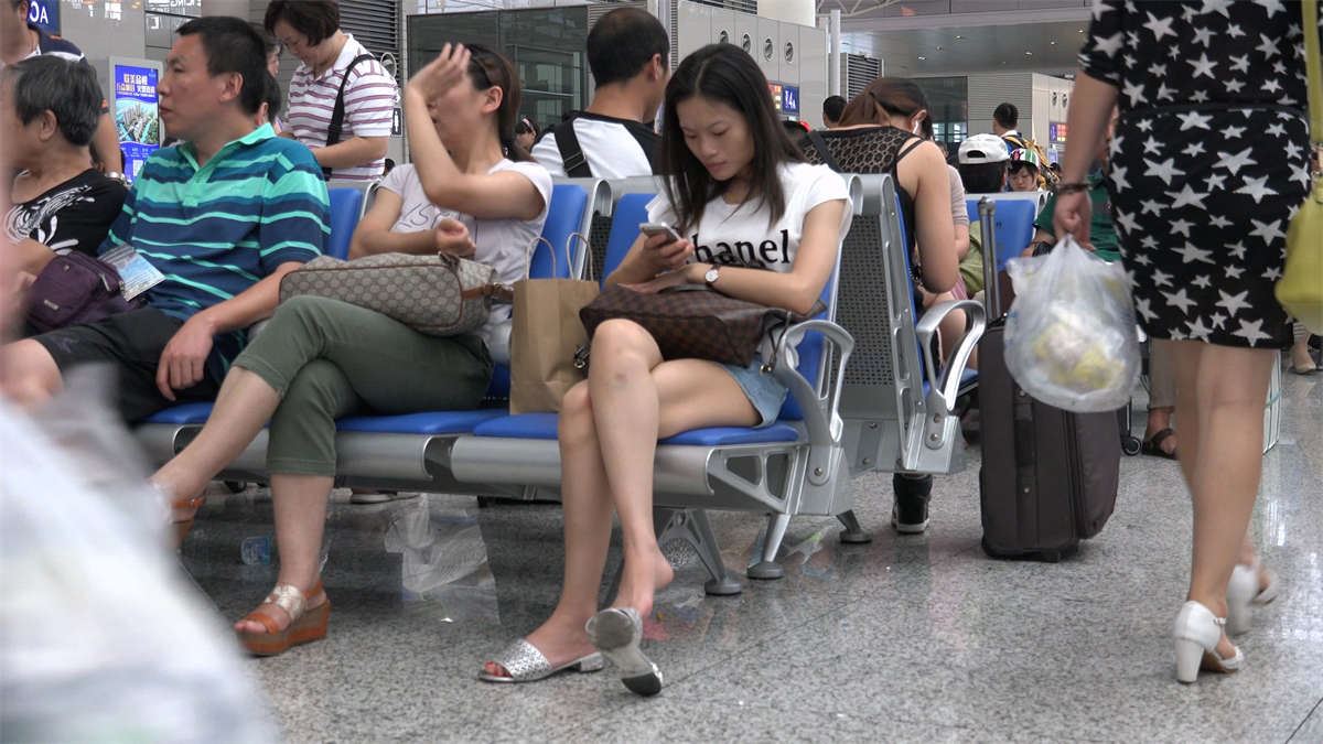 候车室上演的超高频率美足挑鞋抖脚