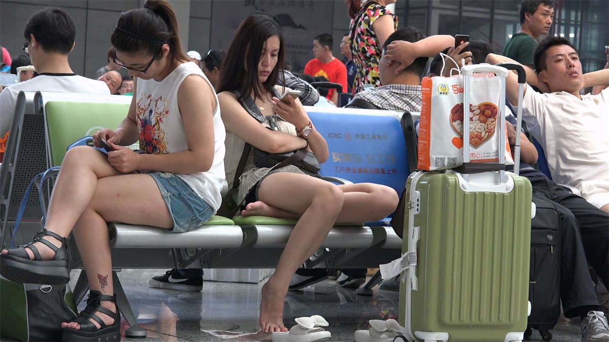 等地铁的时候顺手收了一个妹子