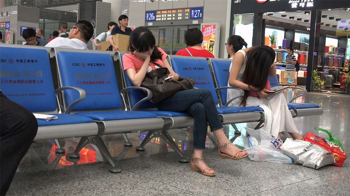 一看就是清纯女生未经修饰的精美素足