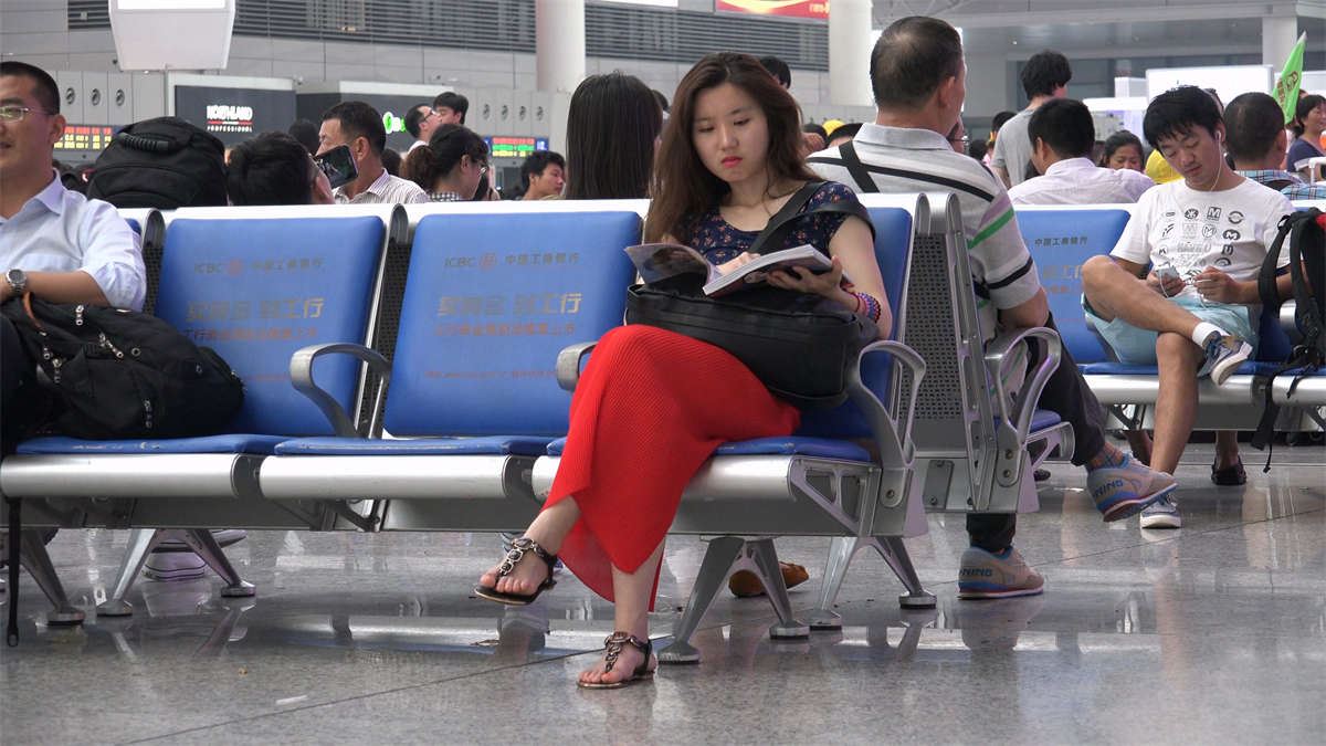 姑娘蓝衣红裙，长得漂亮，脚型还算凑合