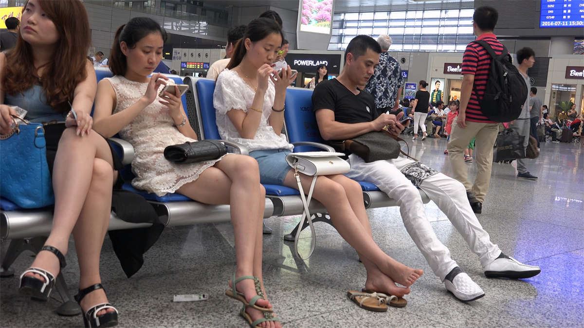 青涩的姑娘双脚离鞋，露出了光滑干净的足底