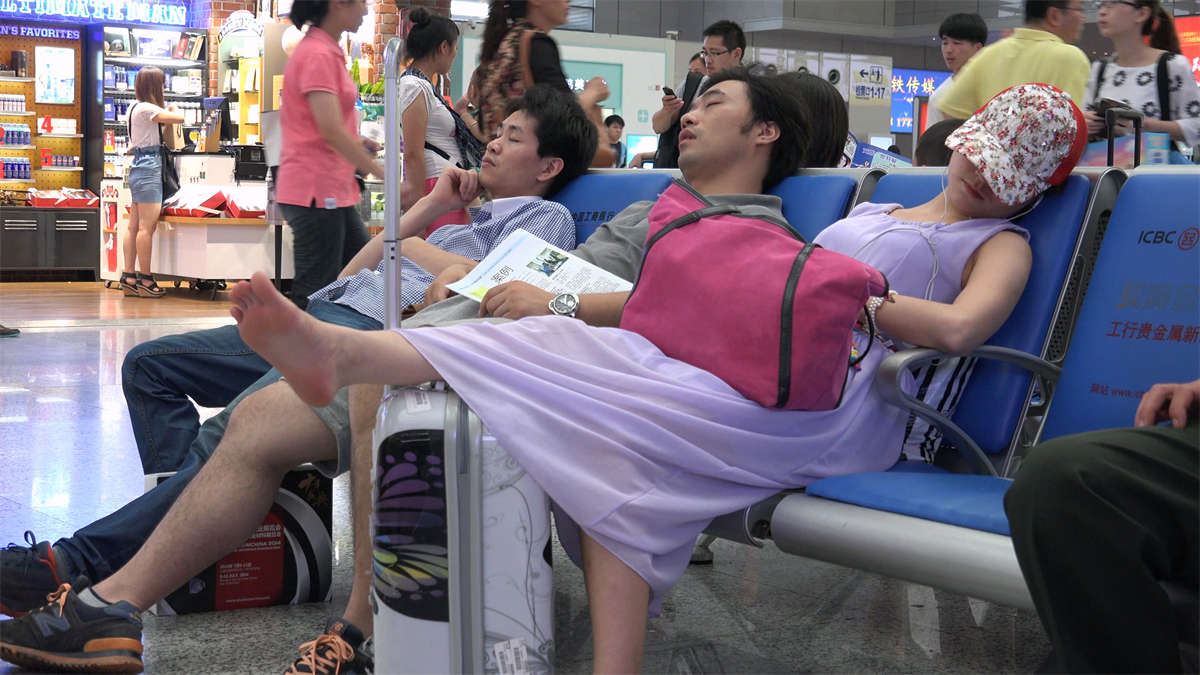 一个妹子就这么伸着一只光脚睡着了