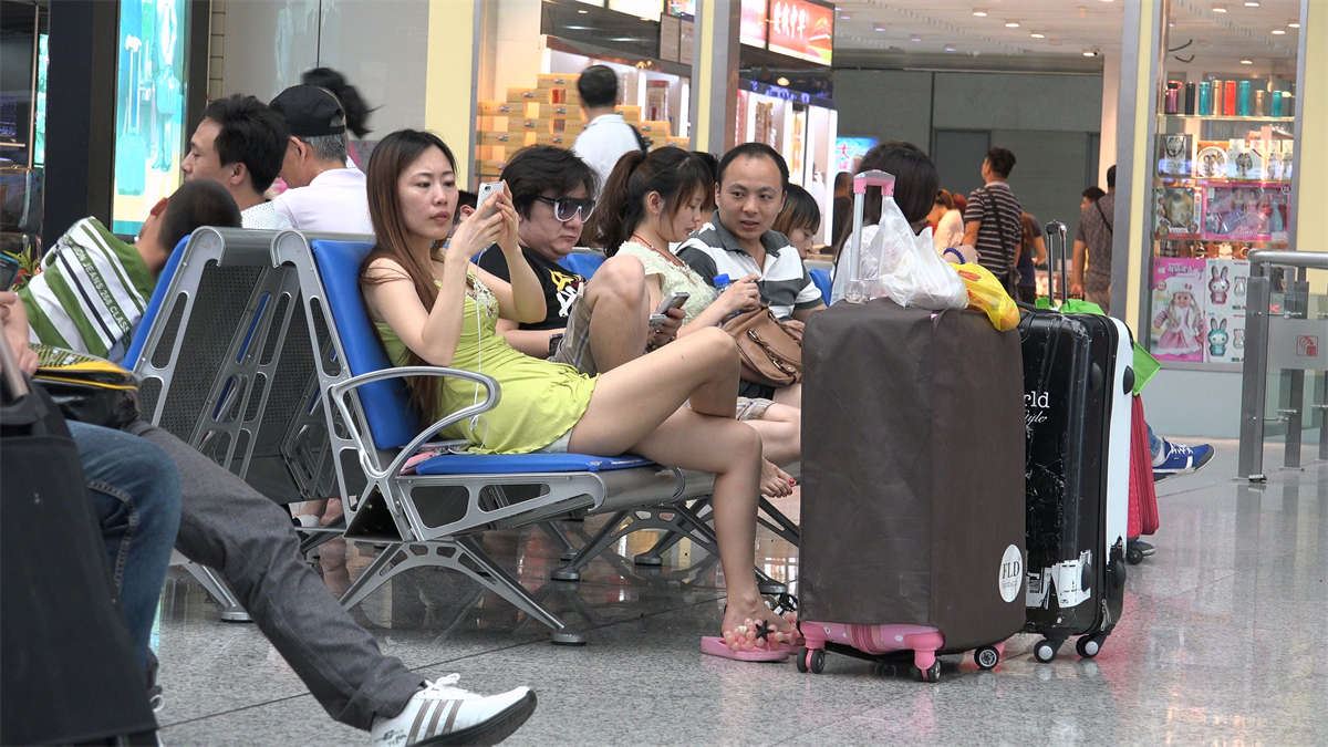 秀美少妇以霸气的造型自信展露细长美脚