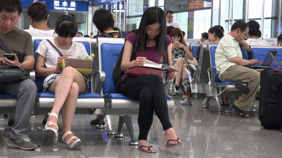 爱学习的美女，候车也要看书