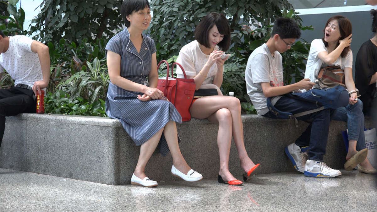 只顾玩手机，鞋子都玩掉了