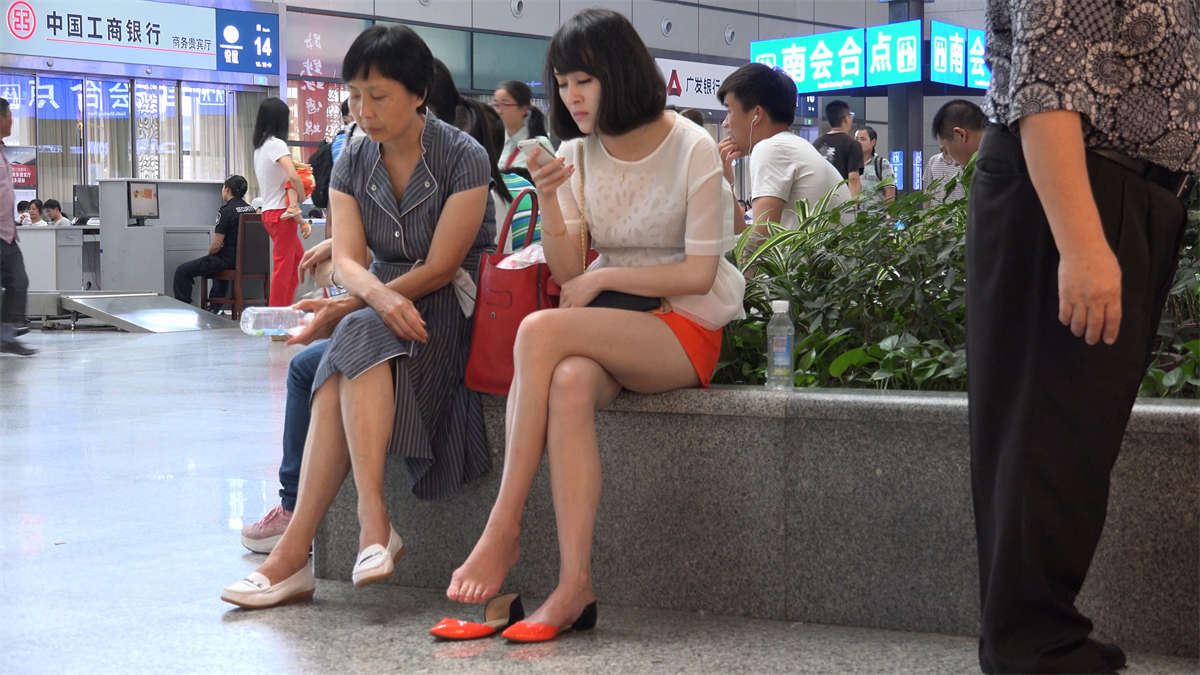 只顾玩手机，鞋子都玩掉了
