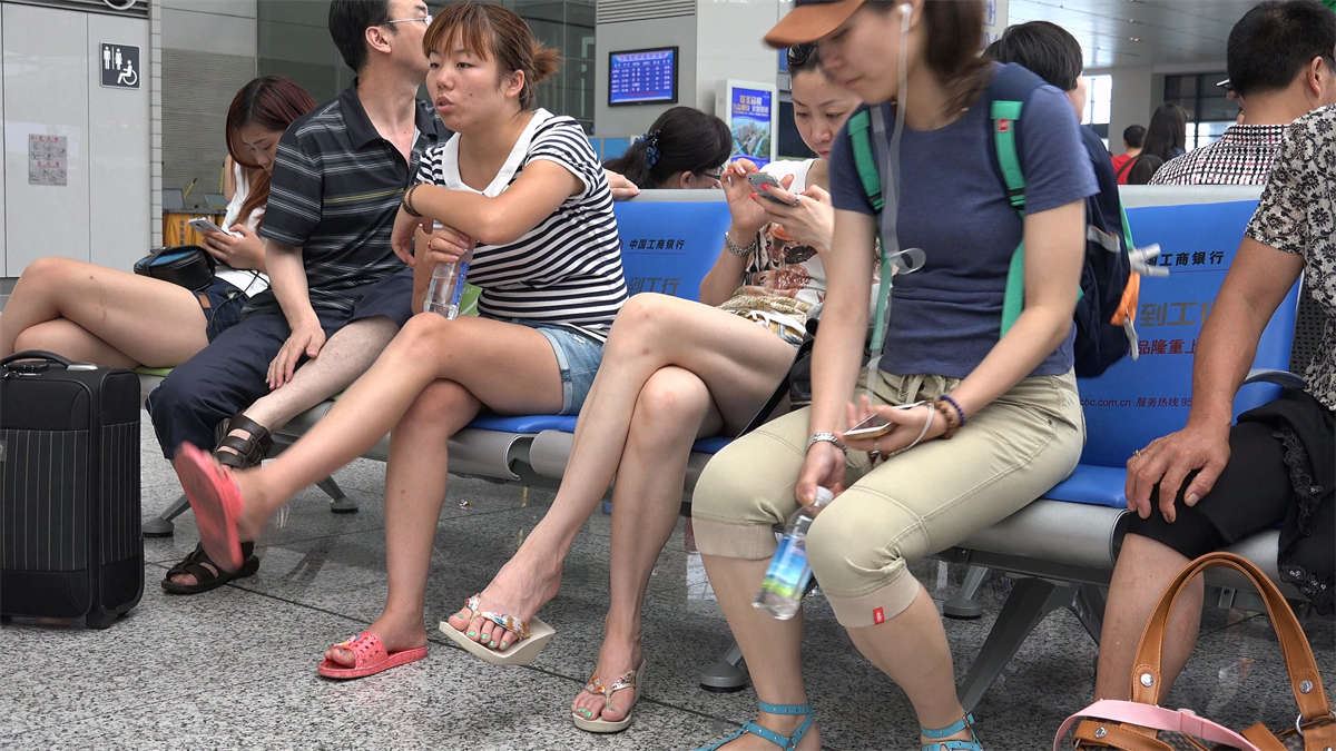 一看就是性感少妇精心装扮的骨感艳足