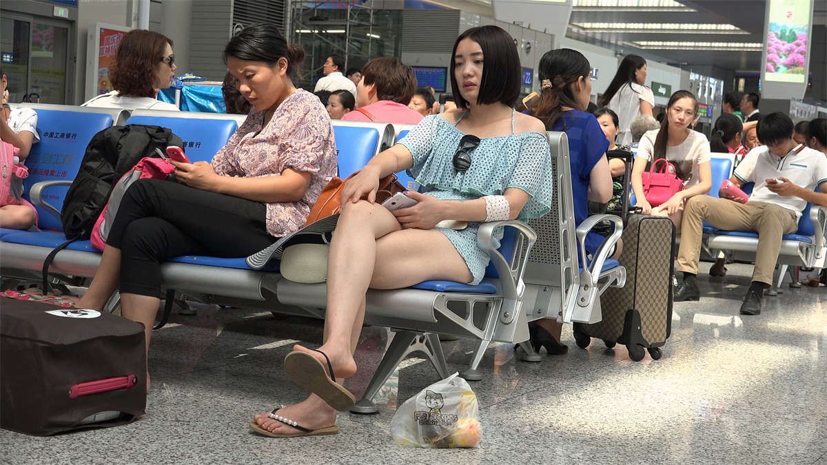 高铁候车室的漂亮美女嫩足抖脚
