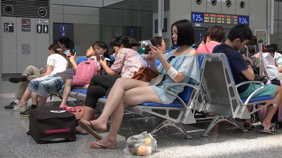 高铁候车室的漂亮美女嫩足抖脚