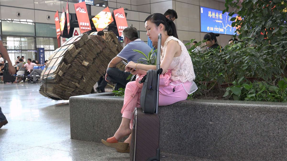 高冷的挑鞋MM