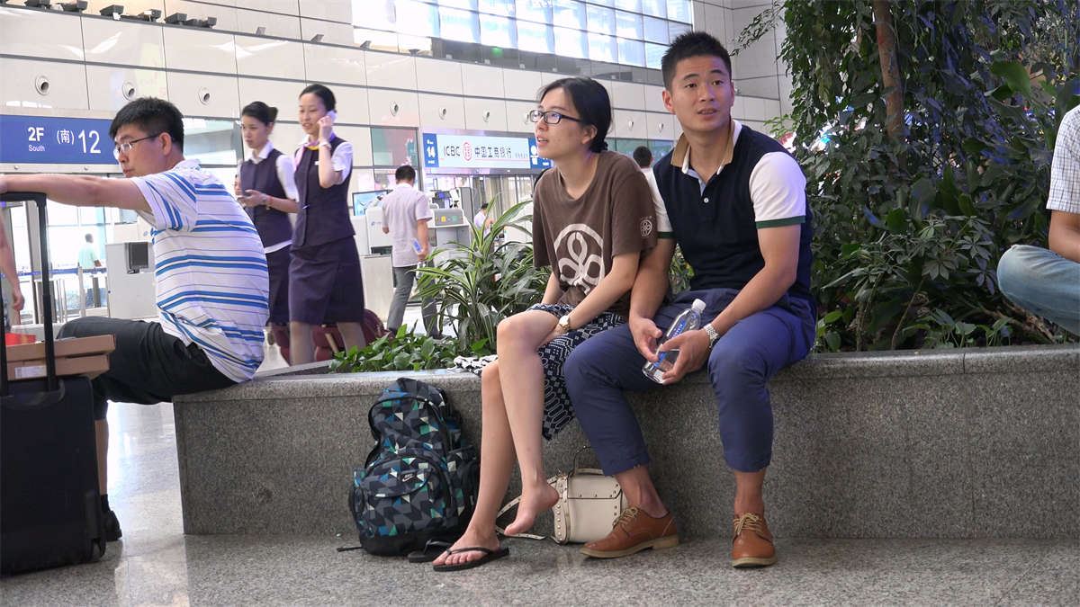 素颜出镜的女孩带着眼镜，长相干净，一双脚挺调皮地拿上拿下