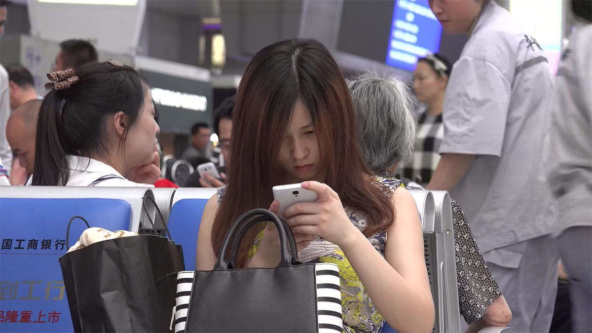 少女矜持端坐，这双脚胜在小巧玲珑