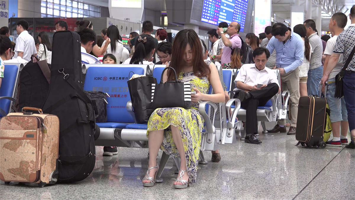 少女矜持端坐，这双脚胜在小巧玲珑