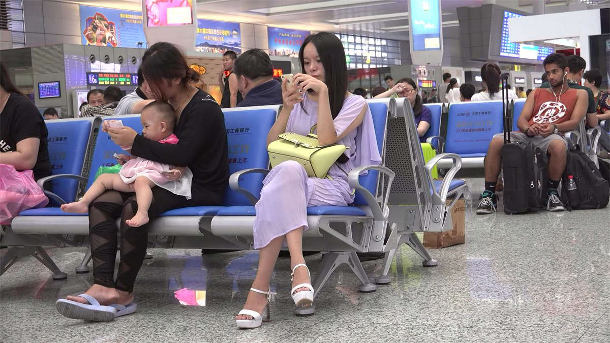 精致美足穿进12CM的高跟，这是旅行的节奏吗？