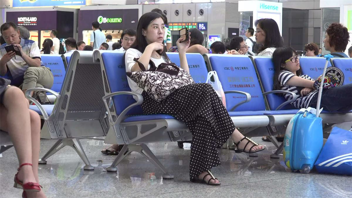 若不是一双高分美足，怎对得起这精心修饰的美甲