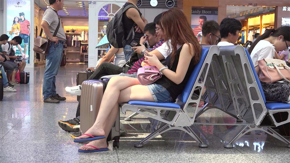 长发长腿妹子，小背心显得火辣性感