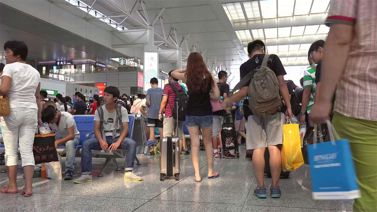 长发长腿妹子，小背心显得火辣性感