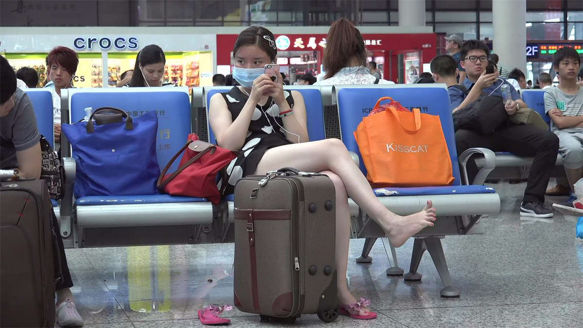 妹子你这坐姿是不是有点太豪放了