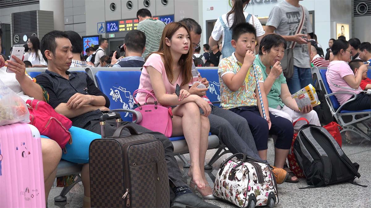 热裤美足凉高跟美女豪放的坐姿