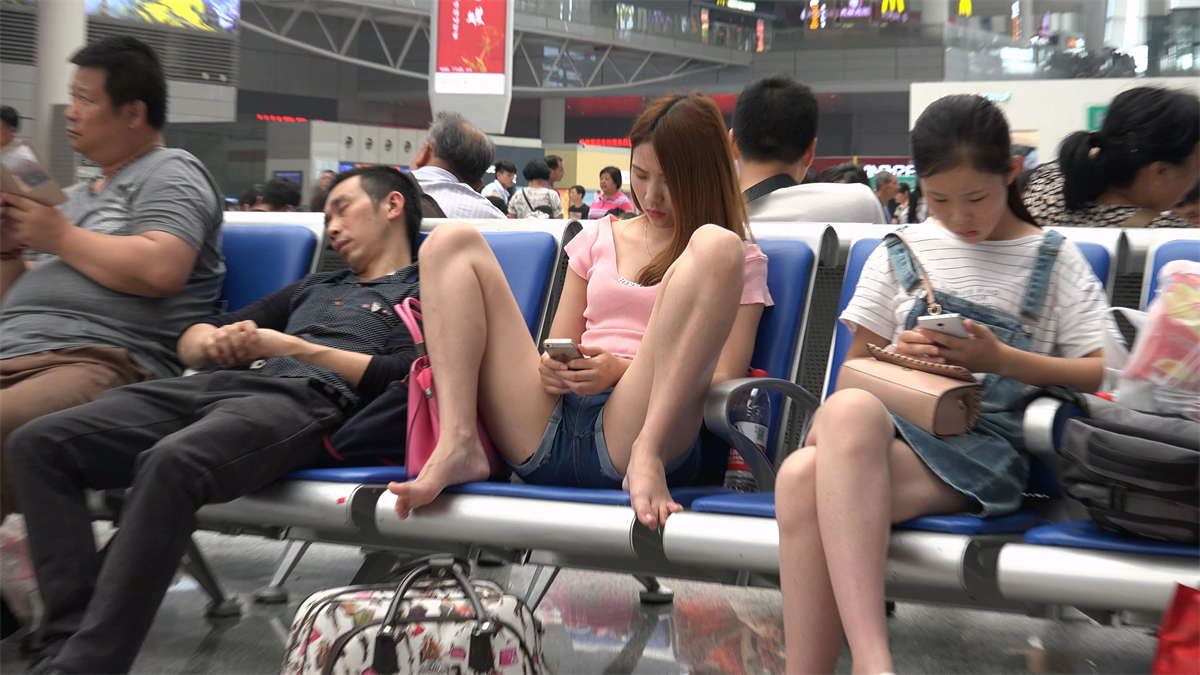 热裤美足凉高跟美女豪放的坐姿
