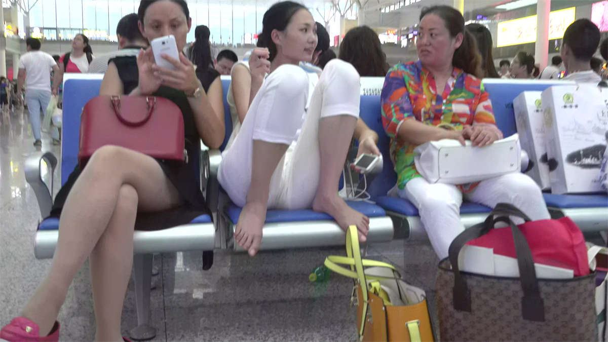妹子直接脱鞋上凳了