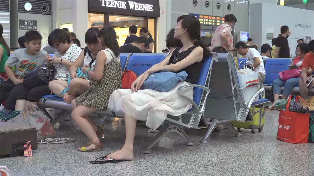 若真是候车时看到如此美脚，我估计得误点了