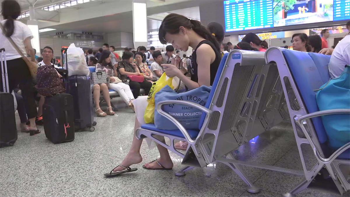 若真是候车时看到如此美脚，我估计得误点了