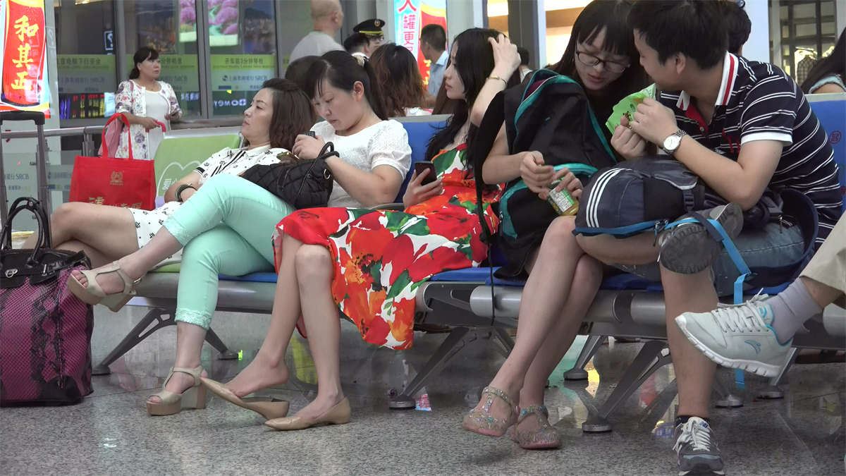 美女抖脚，相信是很多人的大爱
