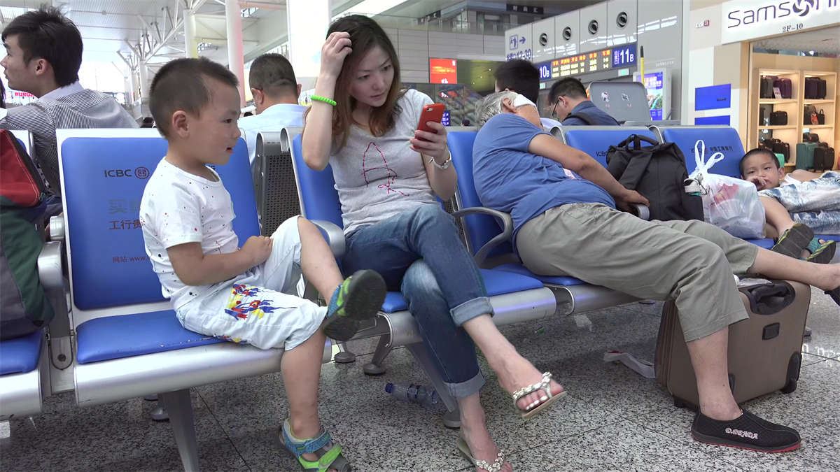 主人公，长发大眼，颜值颇高，一双骨感玉足还有离开鞋的动作