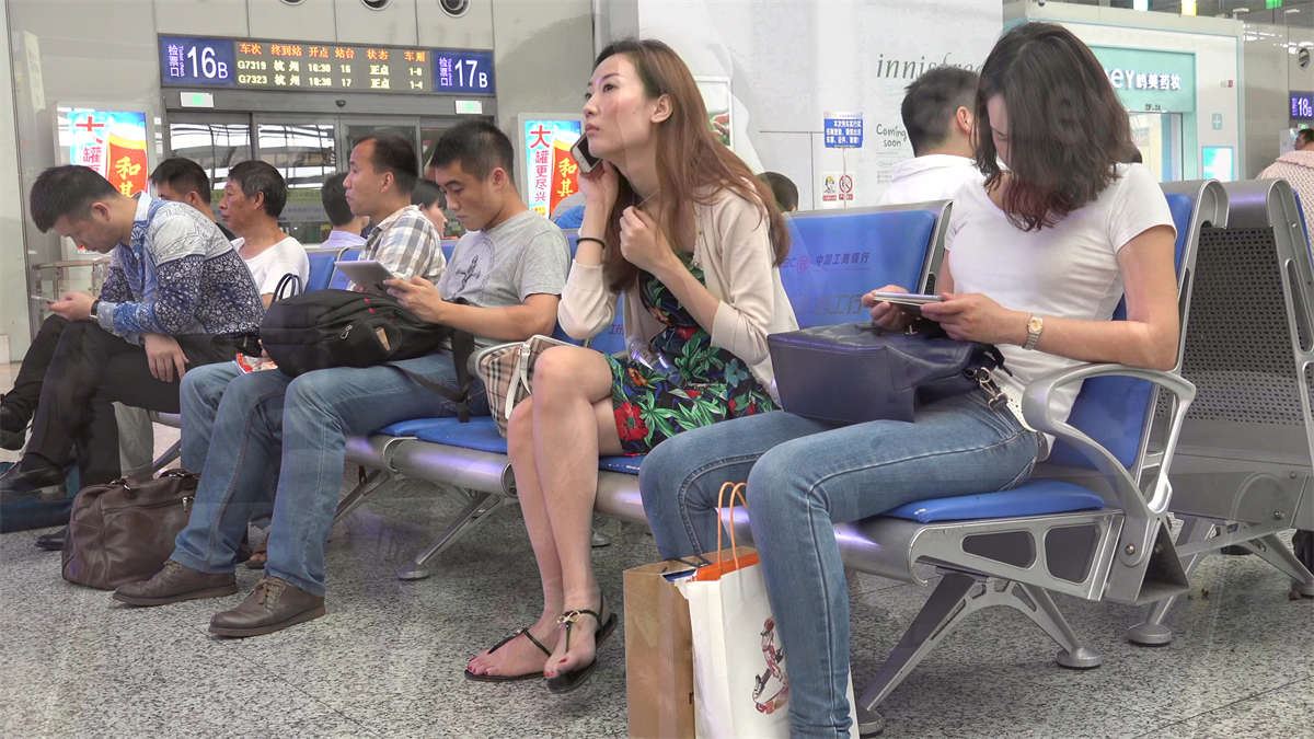 魔都美女演绎淋漓尽致的艳足挑逗