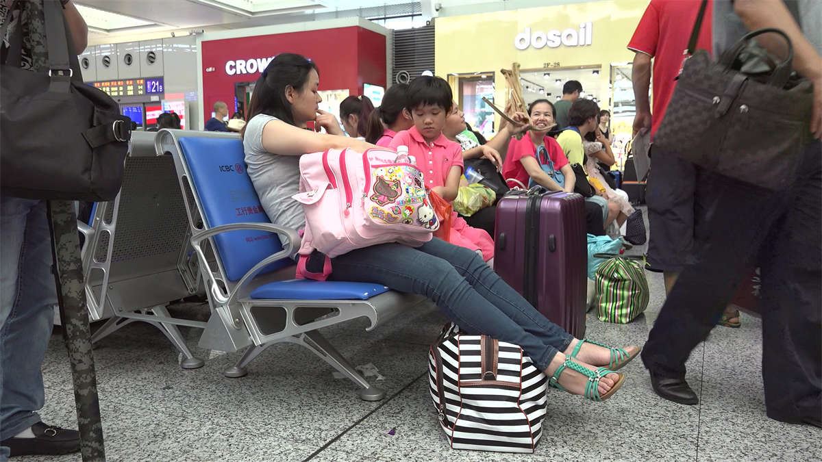 少妇长相端庄，温柔贤惠，我就直接站在她面前往下拍她的脚