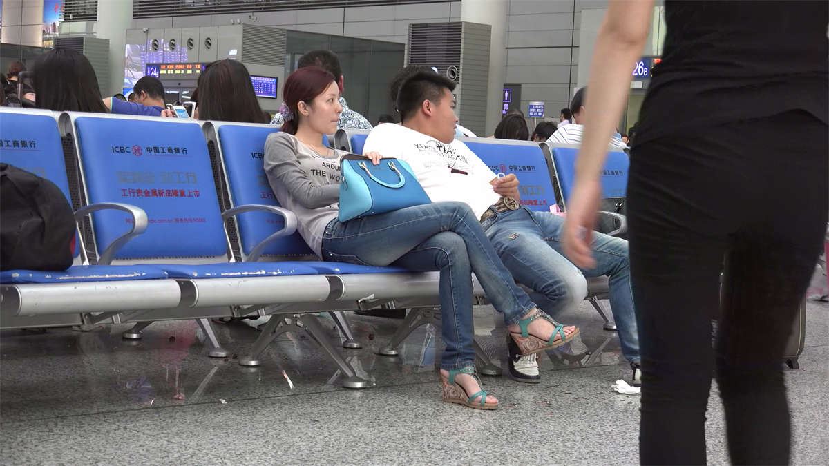 主人公是那种高冷型的美女，皮肤光洁姣好，二趾微长的素足