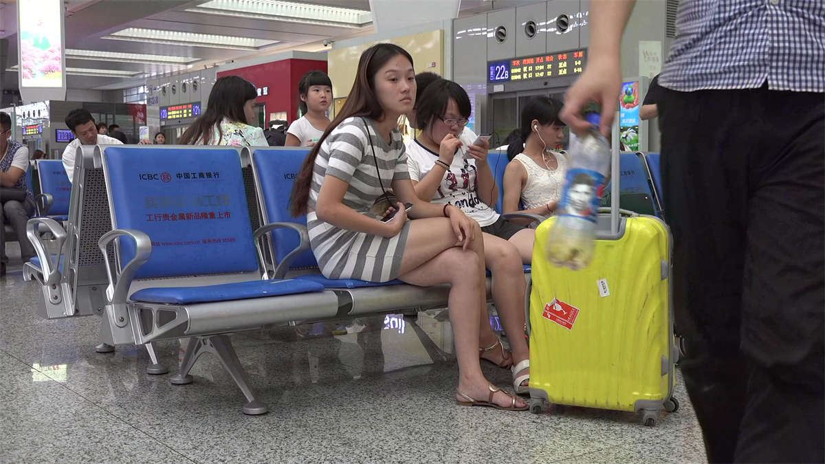 长发女孩候车时也不忘来一把美腿诱惑