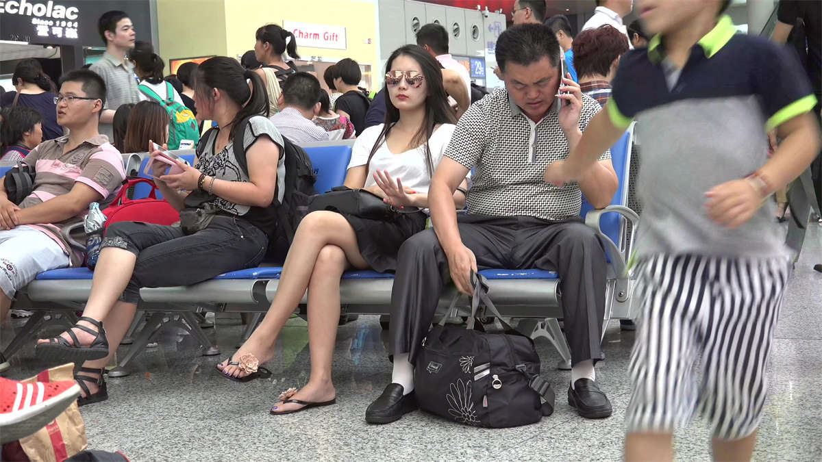 茫茫旅客中能出现这样的美女是多么不易