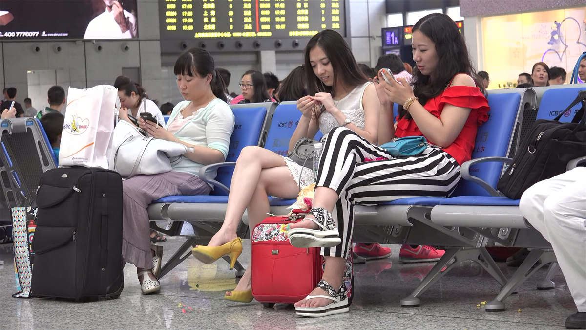 听说很多人爱看长腿美女高跟挑鞋