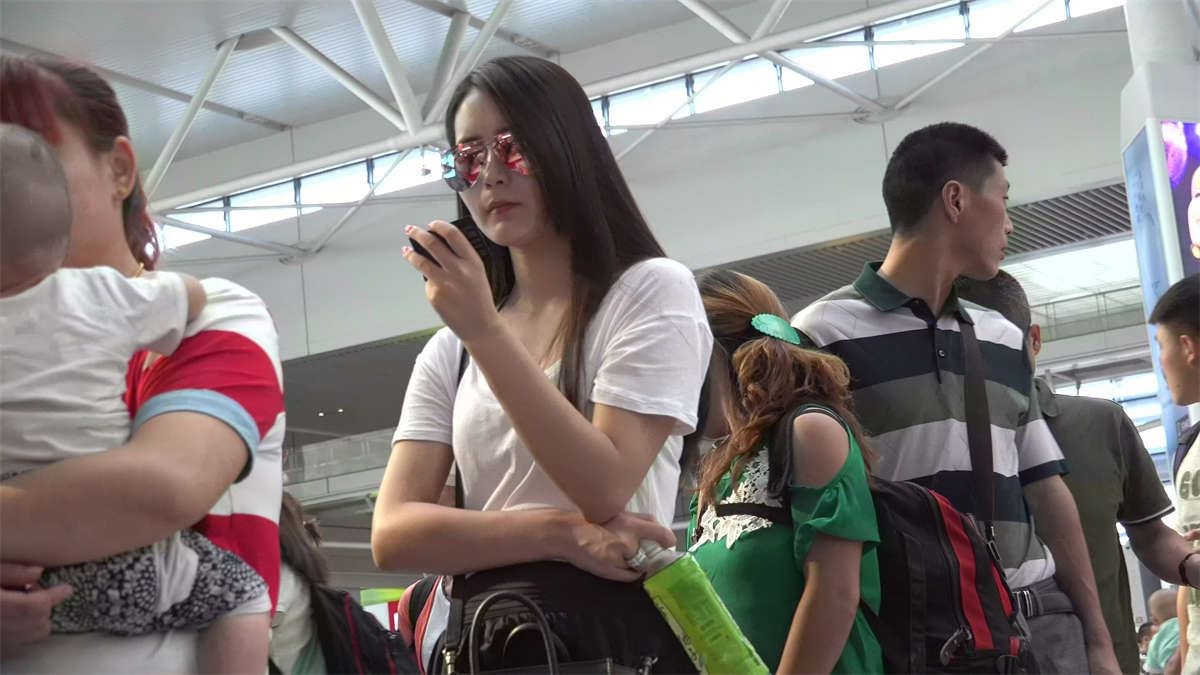 茫茫旅客中能出现这样的美女是多么不易