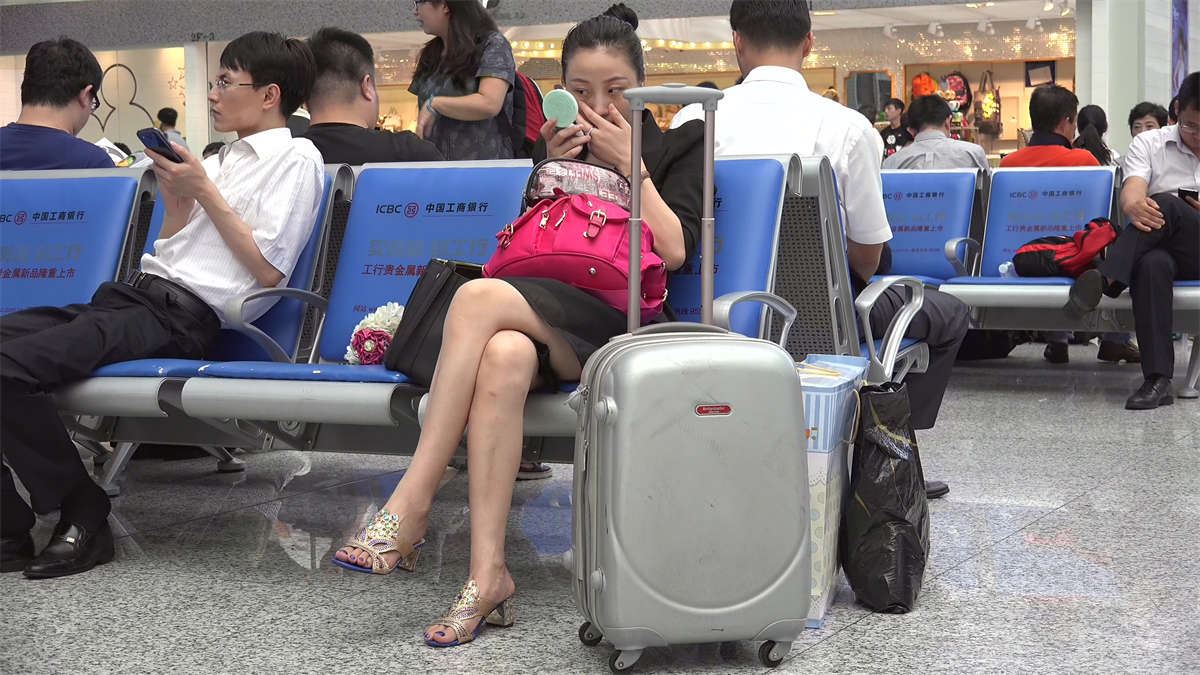 高跟艳足妹子，任性地在我眼皮底下睡着了